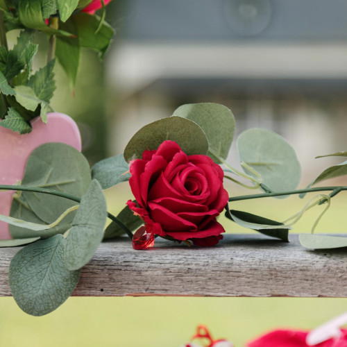 GUIRLANDE DE ROSES ET EUCALYPTUS